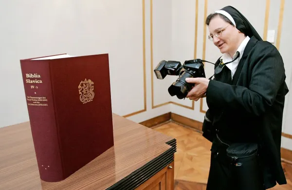 Najstarejši faksimili slovenskih prevodov Svetega pisma v 
mednarodni zbirki Biblia Slavica. 