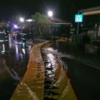 

V Izoli ob visoki plimi morje običajno poplavi Veliki trg, 
Mandrač in Sončno nabrežje. Fotografija je iz arhiva. 