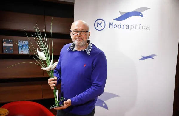 Pri Mladinski knjigi so izdali mladinski roman Zvezde vabijo, 
ki je Mihi Mazziniju prinesel hišno nagrado modra ptica.