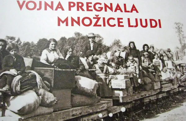 Vojna je z domov pregnala skoraj 100.000  ljudi. 