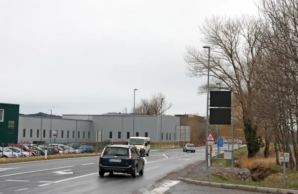 Novi  LCD prikazovalniki v prenovljenem  sistemu opozarjanja ob močni burji že stojijo na 
regionalni cesti, a se še niso prižgali. 