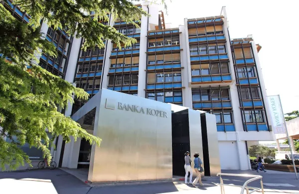 Banka Koper je lani ustvarila 14,2 milijona evrov dobička pred 
davki, kar je 86,5 odstotka več kot predlani. Čisti dobiček se 
je zvišal za 5,2 milijona na 11,8 milijona evrov.