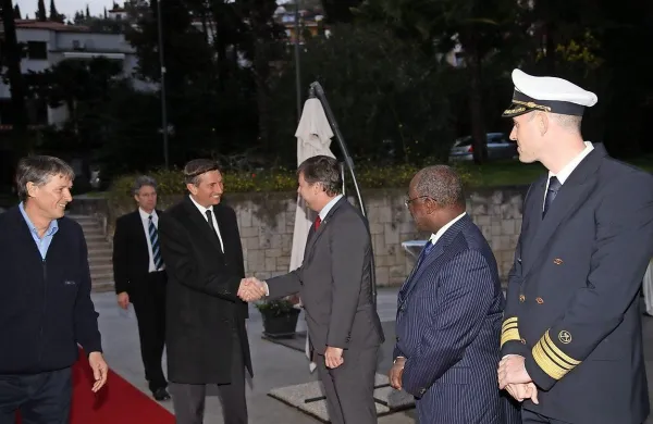 Slovenija je za pomorsko deželo veljala  že v nekdanji Jugoslaviji. Na fotografiji iz leta 1963 sta 
Josip Broz Tito in njegov kolega iz tedanje Sovjetske zveze Nikita Hruščov med ogledom 
Kopra. Gosta sta pozdravila tudi predsednik okrajne skupščine Jože Eržen in tedanji 
generalni direktor koprske Luke Danilo Petrinja, ki jima je izročil album fotografij o razvoju 
Luke Koper.  

 