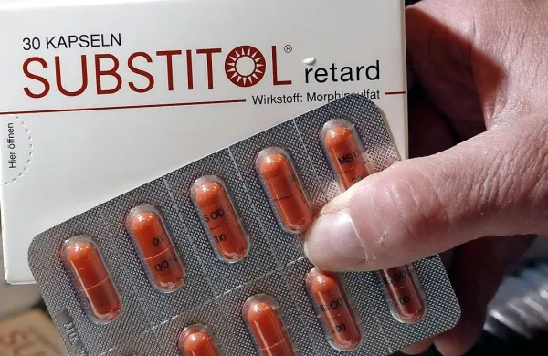 Poleg dveh vrst prepovedanih tablet  je Koprčan doma hranil 
in preprodajal še 82 gramov heroina in manjšo količino 
amfetamina.