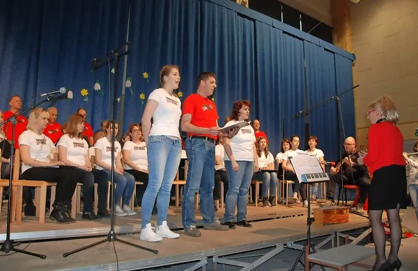 prireditev ob dnevu žena so popestrili tudi pevci Mešanega 
pevskega zbora Senožeče.