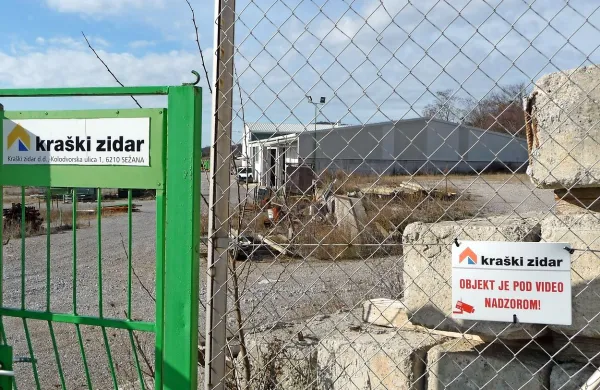 Kompleks  Mehanizacije propadlega  Kraškega zidarja je ostal ograjen, večino hal stečajna 
upraviteljica oddaja v najem.