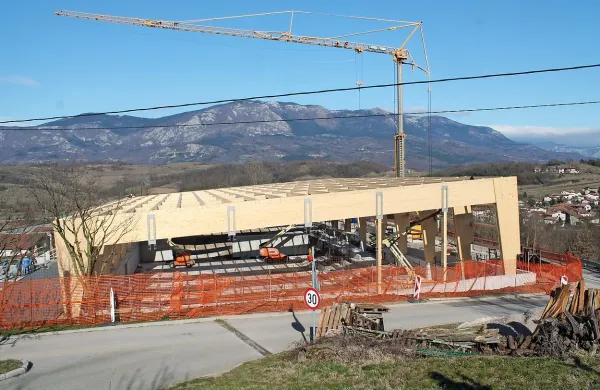 “Učenci večkrat rečejo, da je stavba zelo velika in tudi meni se 
zdi večja in lepša, kot sem si jo predstavljala,” o novi 
telovadnici pravi ravnateljica OŠ Dornberk. 