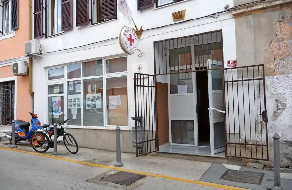Izolska občina bo  Rdečemu križu letos  morala nameniti 90.000 evrov (lani 87.000). Kar 30.000 
evrov so namreč z opozicijskim amandmajem uspeli prerazporediti iz turističnih dejavnosti in 
promocije.