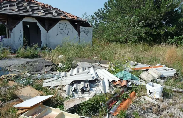 Za zapuščenim objektom je odlagališče kosovnih odpadkov. 