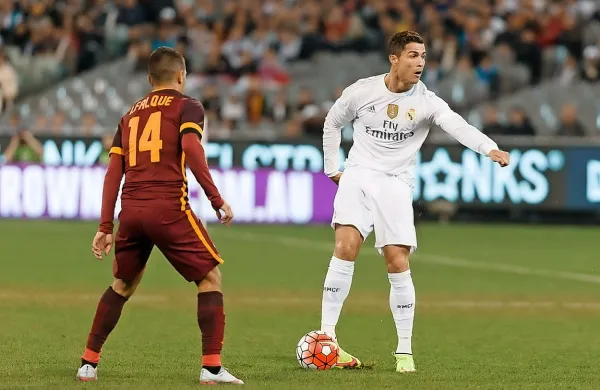 Cristiano Ronaldo (desno) bo poskušal proti Romi nadaljevati 
svoj strelski niz tudi v ligi prvakov. 
