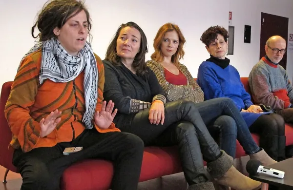 Ognjeviti režiserki Renati Vidič (levo) so prisluhnili (z leve) Miša Stanko, Nina Pušlar, Breda 
Pahor in  Matjaž Hmeljak.  