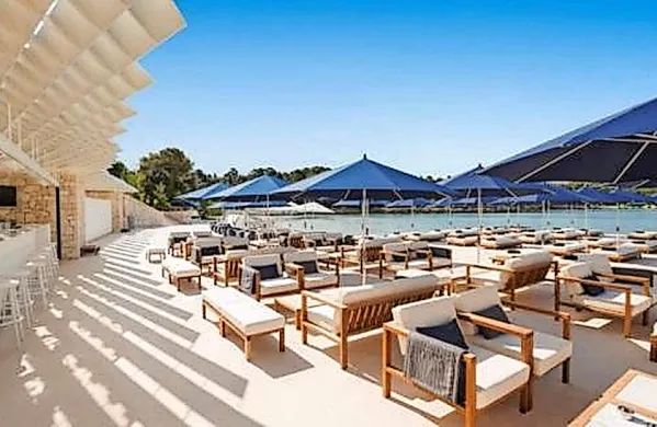 Rovinjski Mulini Beach se je znašel na seznamu osmih 
najboljših klubov na plaži na svetu, ki ga je objavila ena izmed 
najprestižnejših popotniških revij Condé Nast Traveler.