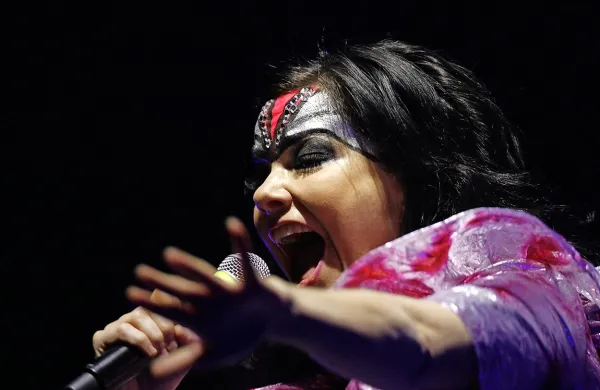 Islandska pevka Björk je razkrila, da dela na novem albumu, 
ki bo vedrejši od njenega zadnjega, srce parajočega studijskega izdelka Vulnicura.