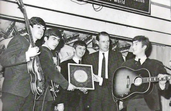 George Martin med Beatli leta 1963, ko so prejeli prvo 
srebrno ploščo za uspešnico Please Please Me.
