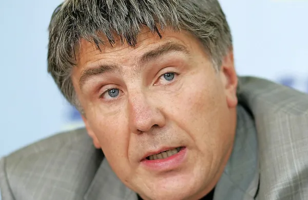 Prvi piarovec stranke SDS Miro Petek naj bi se pred kratkim 
srečal s televizijskimi menedžerji iz krogov Silvia Berlusconija 
glede morebitnega vložka v projekt Nova24TV.