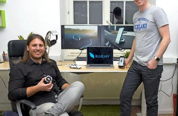 Slovenska ekipa, ki je razvila pametno držalo za telefon v 
avtomobilu Bluejay, je na svetovni platformi za množično 
financiranje Kickstarter v 12 dneh dosegla cilj 80.000 ameriških dolarjev, ki je pogoj za proizvodnjo izdelka.