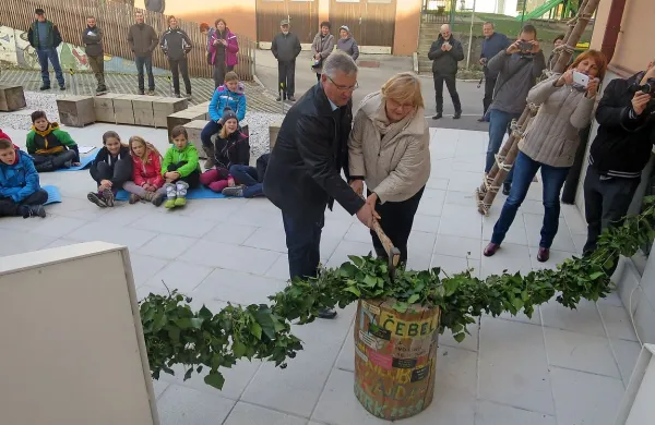   Venec pred domom sta pred kratkim presekala Alenka 
Kovšca in Jurij Kavčič.