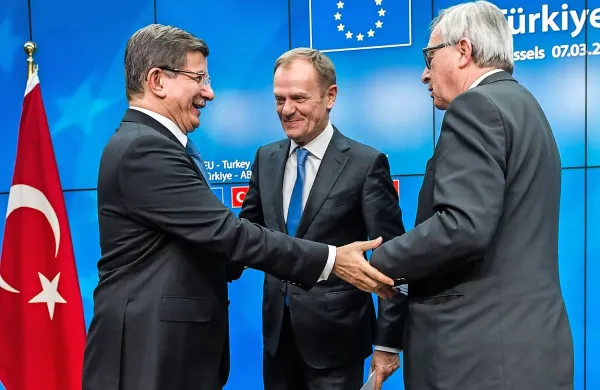 Turški premier Ahmet Davutoglu, predsednik Evropskega 
sveta Donald Tusk in predsednik Evropske komisije JeanClaude Juncker pred ponedeljkovim srečanjem, ki je Turčiji 
prinesel nove koncesije EU.