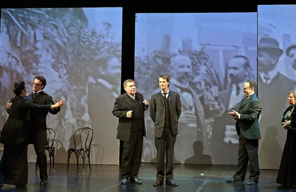 Umetnost bivanja, predstava o arhitektu Maksu Fabianiju, ki jo je na  oder postavila Neda Rusjan Bric, je simptomatična za 
trenutne spore v SNG. Uspešni projekt je na seznamu očitkov nasprotnikov vršilke dolžnosti, ker za  režijo ni imela dovoljenja 
sveta gledališča. A pridobila je denar za izvedbo predstave in delala brezplačno.