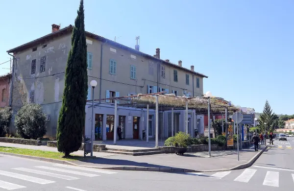 Dotrajan objekt kulturnega doma je tudi sedež Centra za 
kulturo, šport in prireditve ter izolskega sklada za kulturne 
dejavnosti.  