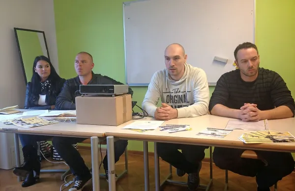 Rehabilitacijski center za pomoč odvisnikom v Novi vasi 
deluje pod okriljem krščanske mreže Teen Challenge, katere 
član je tudi Društvo Izhod pod vodstvom Magdalene in  
Matjaža Horjaka (z leve). 