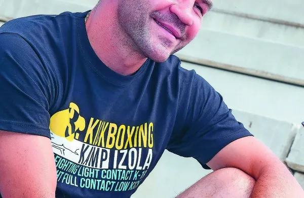 Najboljši slovenski poklicni boksar Dejan Zavec, zdaj že 
nekaj mesecev v športnem pokoju, bo boksarske rokavice 
uradno na klin obesil to soboto v mariborski dvorani Tabor.