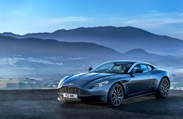 Klasika je klasika. Aston Martin, uradno vozilo Jamesa 
Bonda, bo poglede vlekel po Dubaju, Monte Carlu in ostalih 
mondenih koncih. Morda pa kakšnega uzremo tudi na naših 
cestah.      
