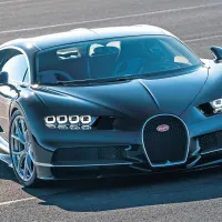 Bugatti Chiron je z naskokom najmočnejša in najdražja 
serijska novost na salonu. Ponaša se s 1500 konjskimi silami 
in milijonsko ceno. Presunljiva je tudi končna hitrost, tovarniško je omejena na 420 kilometrov na uro! 