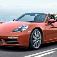 Porschejev “nizkocenovni” boxter se predstavlja z osveženo podobo. Roadster, ki je športno 
znamko naredil dostopnejšo tudi plitvejšim žepom.