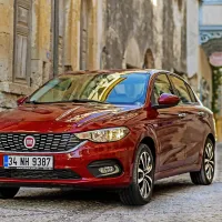Fiat tipo je v začetku devetdesetih let prejšnjega stoletja navduševal s 
škatlasto obliko. Novi, ki ga izdelujejo v Turčiji, je bolj praktično zaobljen in 
namenjen širokim množicam.