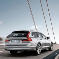 Volvo v90 je zagotovo največji in najbolj seksi karavan te 
švedske znamke v zgodovini. Pričakujemo oster boj z 
nemško konkurenco.