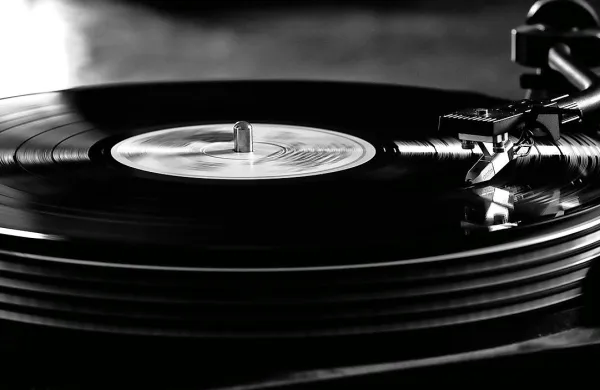 Ob dnevu plo&scaron;čarn nove izdaje Patti Smith, Bowieja in The Doors