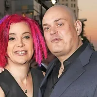 Levo Lana Wachowsky na desni še Larry Wachowski pred 
spremembo spola.