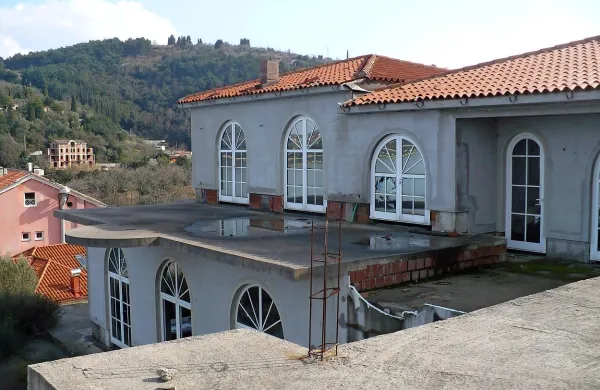 Tudi nedokončana gradnja v Fiesi, last   britanskega poslovneža 
iz sveta mode Joea Raina, je na seznamu za dražbo.





















 

