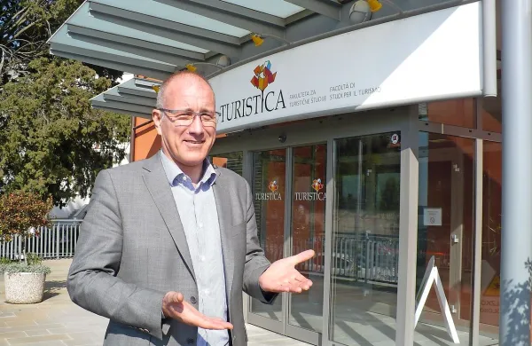“Število turistov ne samo, da ni zraslo, pač pa je  občasno celo upadlo in moram priznati, da 
za prihodnost nisem optimist,” o Portorožu meni Tomi Brezovec, predavatelj na Fakulteti za 
turistične študije.



