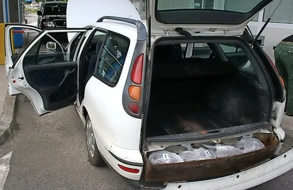 Na mejnih prehodih s Hrvaško so policisti večkrat zasegli 
pošiljke zaščitenih dateljnov.
