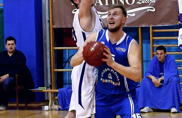 Sedin Karavdić ( z žogo) je bil med bolj 
razpoloženimi strelci portoroške ekipe.