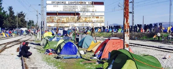 V Idomeniju si vsak postavi šotor, kjer pač najde prostor. 