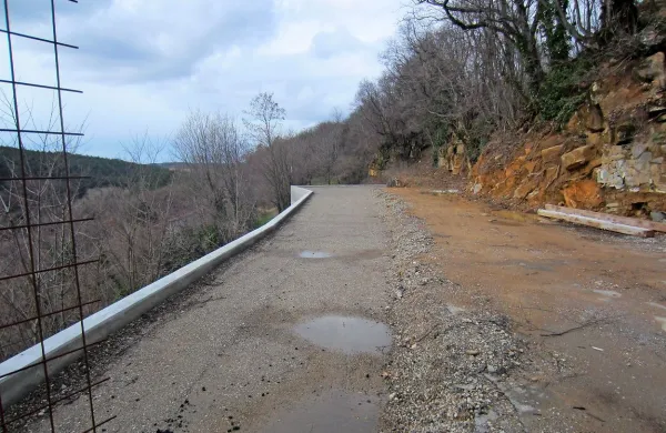 Za vaškim domom v Prešnici so morali sanirati polzeče 
zemljišče in 60 metrov zidu, za kar je občina porabila 30.000 
evrov. Na tem mestu bodo uredili igrišče in balinišče. 
