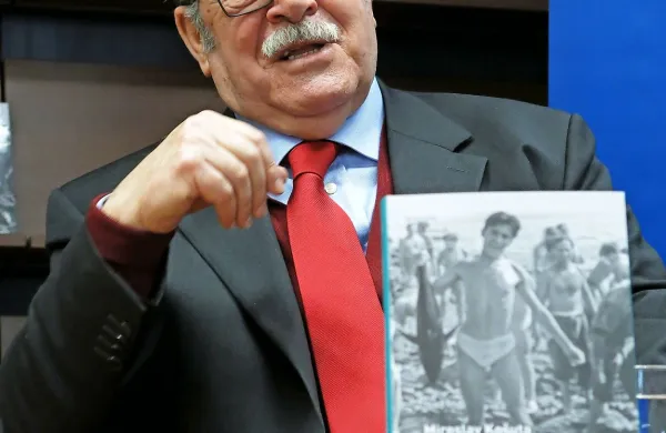 Miroslav Košuta je pri 80 letih še zmeraj  radoživ, duhovit in gromek.   