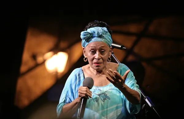Omara Portuondo je na Kubi veljala za izjemno pevko, še 
preden je požela svetovno slavo kot članica Buena Vista 
Social Club.