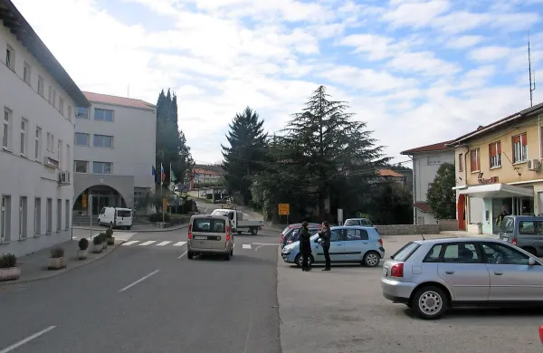 Župan računa, da  bodo središče Dobrovega urejali poleti, direkcija tega še ni potrdila.