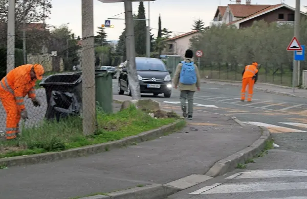 Cestni delavci so danes zjutraj še odstranjevali posledice 
nočne nesreče. 