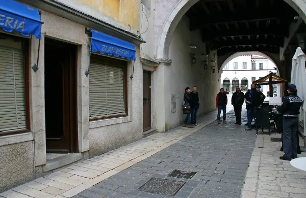 Lastnico so pričakala priprta vrata zlatarne