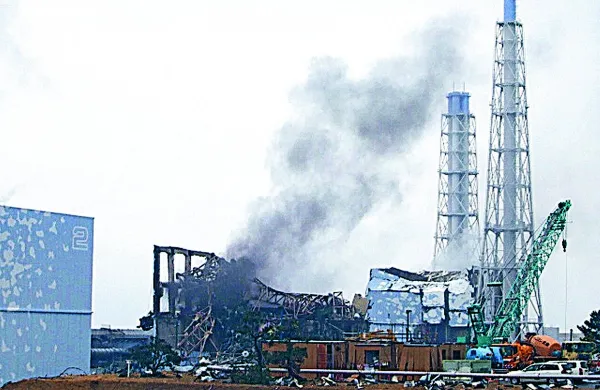 Japonci so se danes z minuto molka poklonili žrtvam 
uničujočih potresa in cunamija, ki sta pred petimi leti opustošila deželo vzhajajočega sonca, ubila na tisoče ljudi in v 
Fukushimi povzročila eno najhujših jedrskih nesreč v zgodovini.