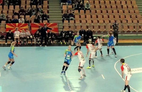 Slovenke (v modrih dresih) sinoči s tekmicami niso imele prav 
nobenih težav.