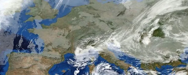 Od jugozahoda se krepi anticiklon, v naši bližini pa ostaja še 
precej vlažnega zraka.