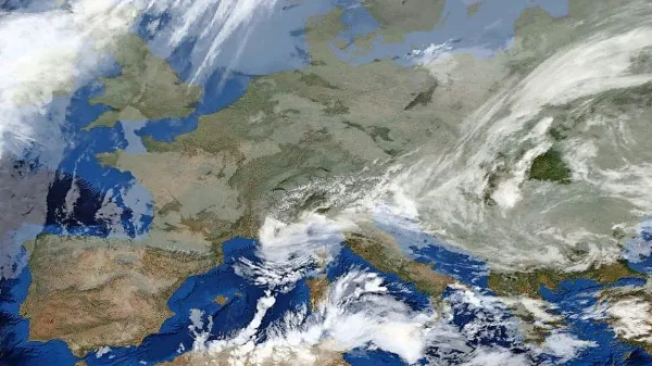 Od jugozahoda se krepi anticiklon, v naši bližini pa ostaja še 
precej vlažnega zraka.