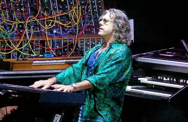 V starosti 71 let je umrl britanski klaviaturist Keith Emerson, ki 
je pomembno prispeval k popularizaciji sintetizatorjev v rock 
glasbi.