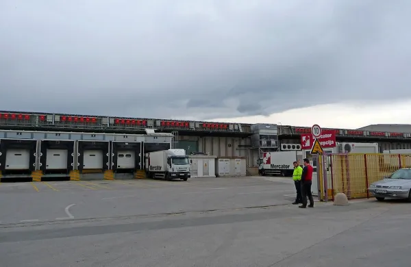 Skladiščne hale v sežanski carinski poslovni coni v Sežani, ki 
jih ima trenutno v najemu Mercator, so po novem v lasti slabe 
banke, ki jih prodaja za dobre štiri milijone evrov. 